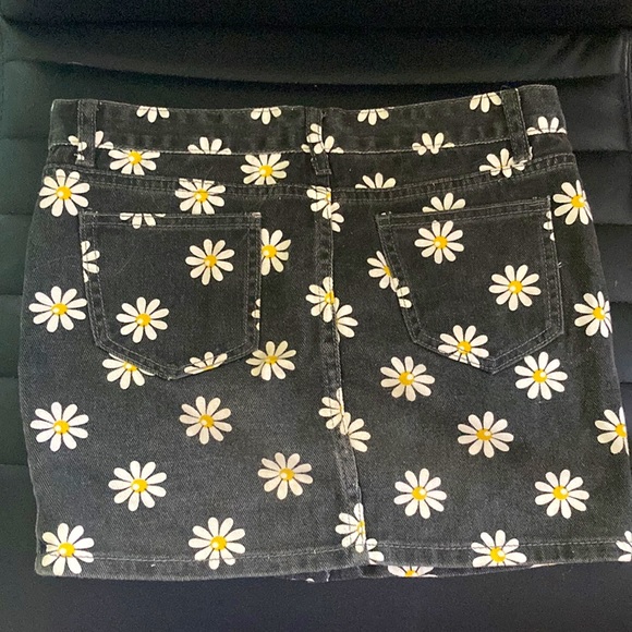 Black denim skirt with white flowers. - Picture 5 of 5